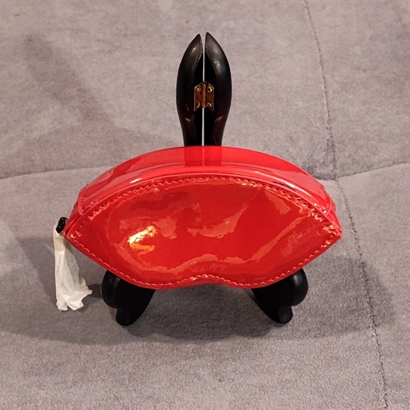 NWT YSL LIP 💋 SHAPE ZIPPERED POUCH WITH MIRROR - Picture 14 of 16